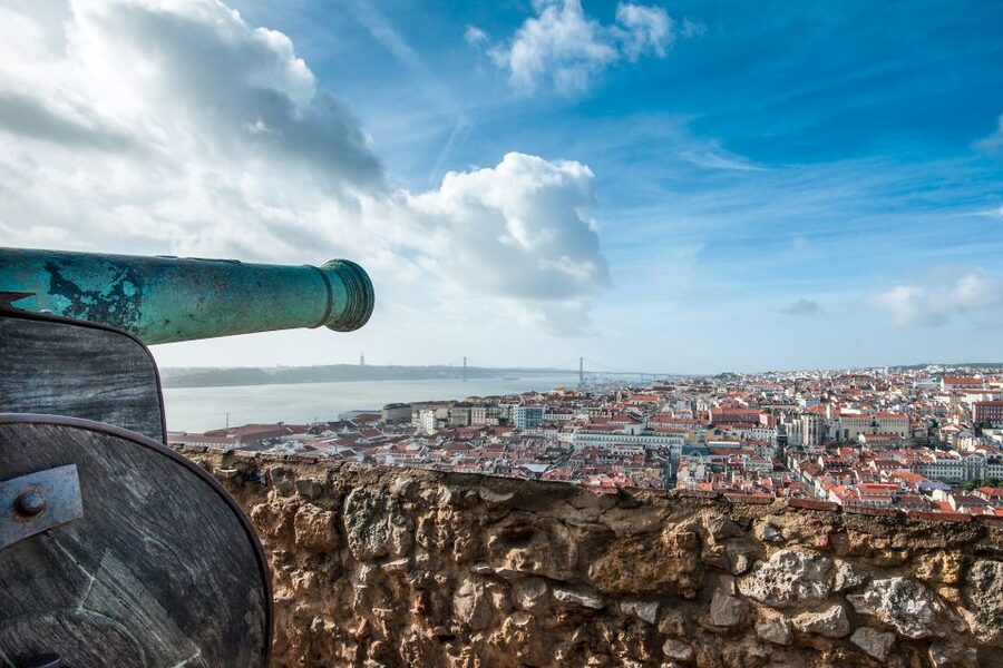 Lisbon: Sao Jorge Castle Skip-the-Line Ticket with Guide - Meeting the guide on Rua de Santa Cruz do Castelo