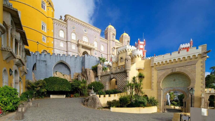 Lisbon: Sintra, Pena, Moorish Castle, Cabo Da Roca & Cascais - Lunch and free time in Sintra