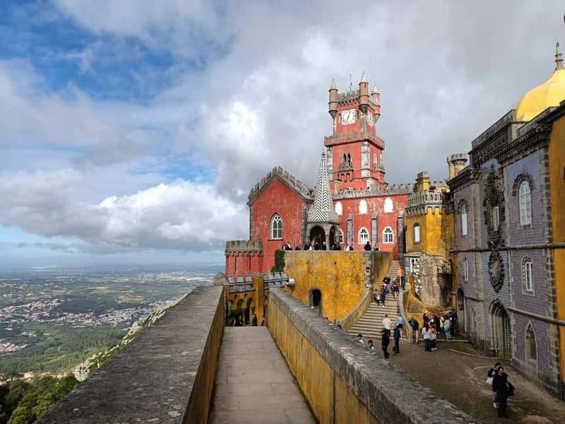 Lisbon: Sintra, Pena Palace, Moorish Castle & Regaleira Tour - What the guides add to the day