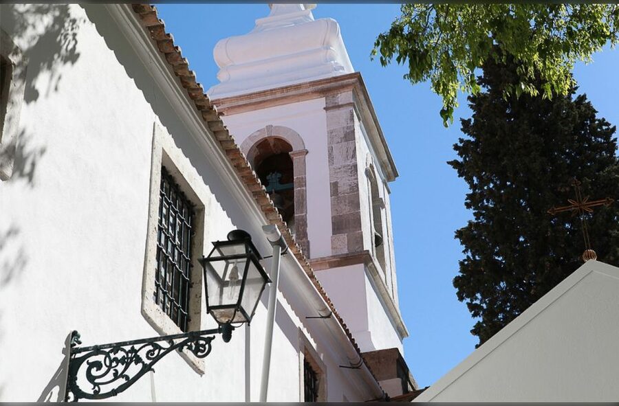 Lisbon: Tower of Saint George’s Castle Church Ticket & Drink - Finding the side entrance at Torre da Igreja