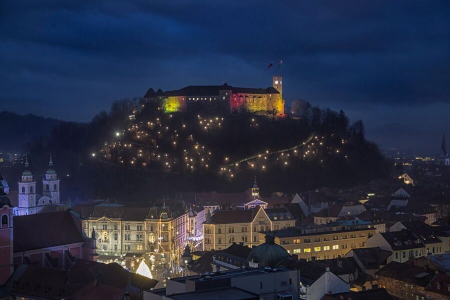 Ljubljana: Castle Entry Ticket with Optional Funicular Ride - Puppets, virtual displays, and family appeal