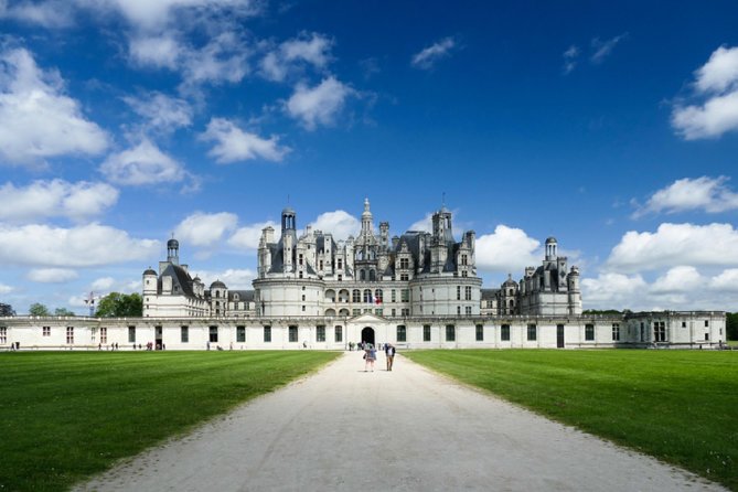 Loire Valley Castles Day Trip from Paris with Complementary Wine - Leaving Paris before the crowds