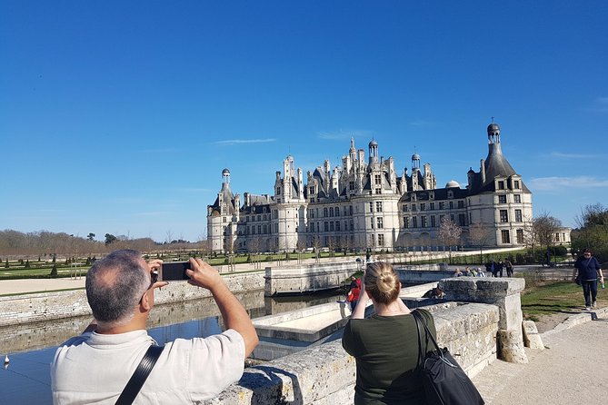 Loire Valley Day Tour Chambord and Chenonceau plus Lunch at a Private Castle - How the guides shape the day