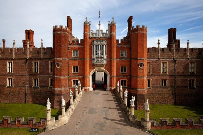 London, Windsor Castle, Hampton Court Palace with Free Snack Pack - Windsor Castle, royal residence with a strict clock