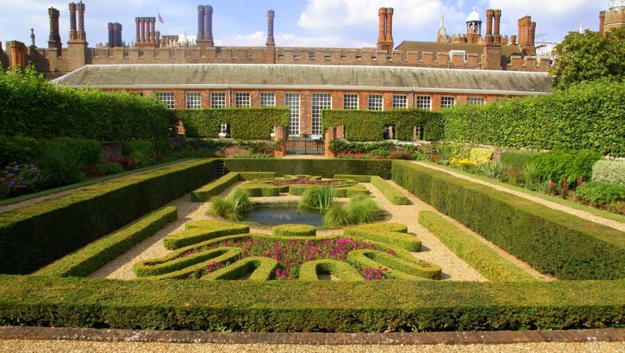 London: Windsor Castle & Henry VIII's Hampton Court Palace - How to use your free time wisely