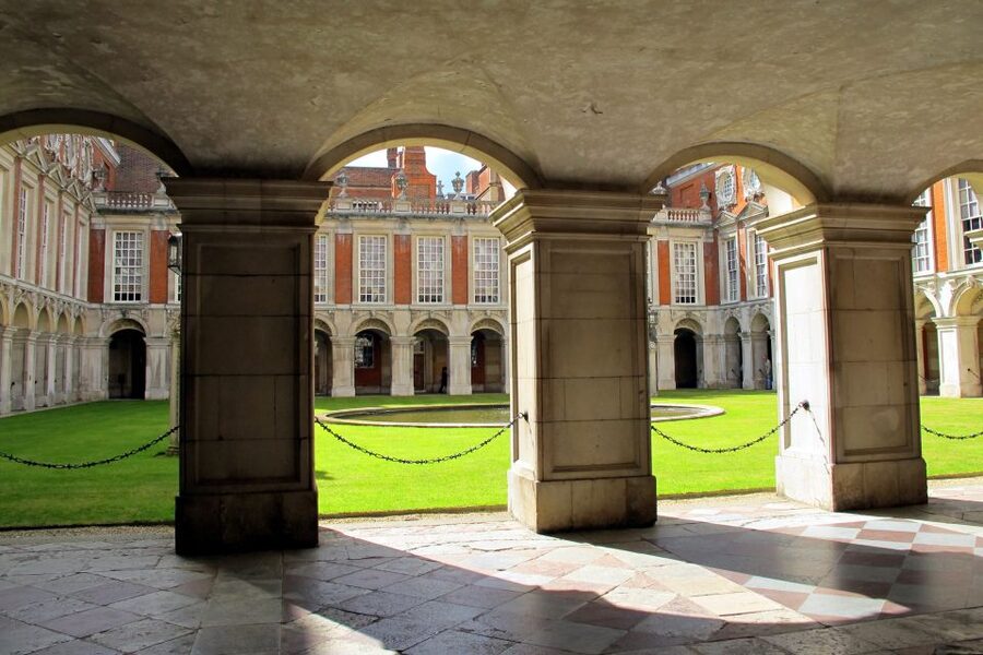 London: Windsor Castle & Henry VIII's Hampton Court Palace - The coach ride and the people who make it work
