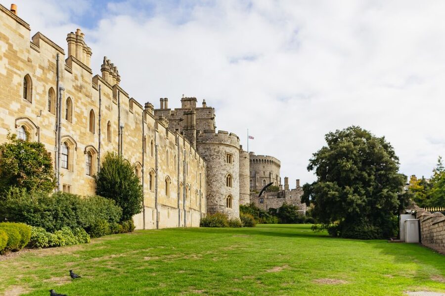 London: Windsor Castle, Stonehenge & Bath Full-Day Tour - Who should book this tour?