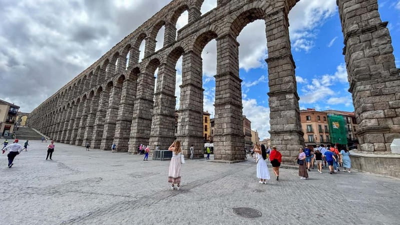 Madrid: Segovia & Ávila Full Day with Alcázar & Wall Tickets - Walking on the medieval walls