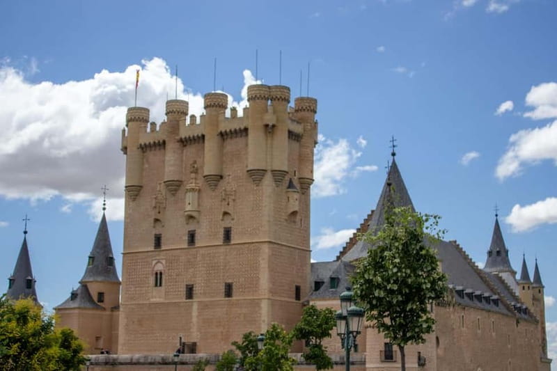 Madrid: Segovia & Ávila Full Day with Alcázar & Wall Tickets - One hour to make Ávila your own
