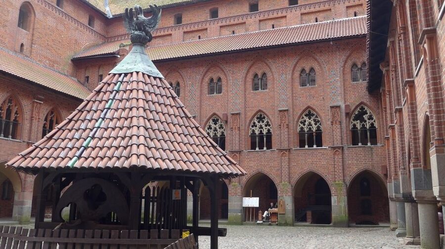 Malbork Castle Tour: 6-Hour Private Tour - Language and guide quality