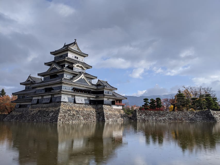 Matsumoto: Castle and Samurai Sword Fighting Night Tour - Inside Matsumoto Castle for about 90 minutes