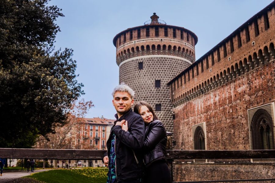 Milan: Professional Photoshoot Outside Sforza Castle - Meeting at the fountain inside Castle Park