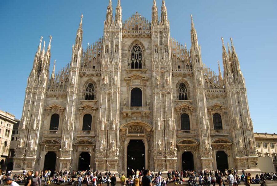 Milano: Highlights Private Tour, Duomo, Castle & Gelato - Piazza Affari and Milan’s modern face