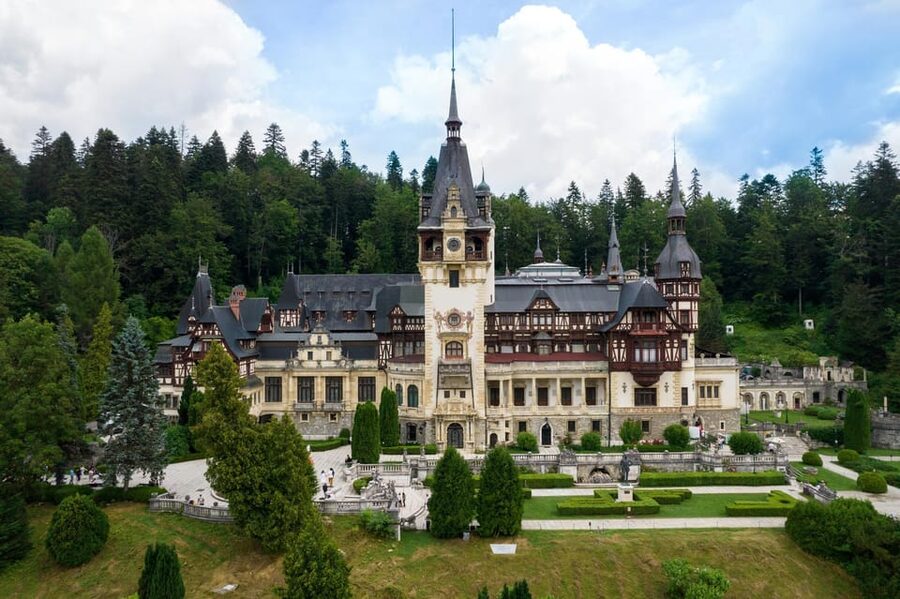 Minivan 8: Peles & Dracula's Castle and Brasov Full-Day Trip - Brașov, a welcome change of pace
