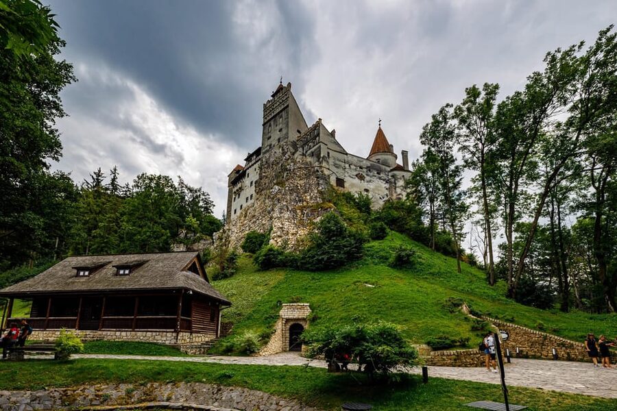 Minivan 8 Places : Dracula Castle, Peles, & Brasov Day Tour - Brașov’s Old Town After the Castles