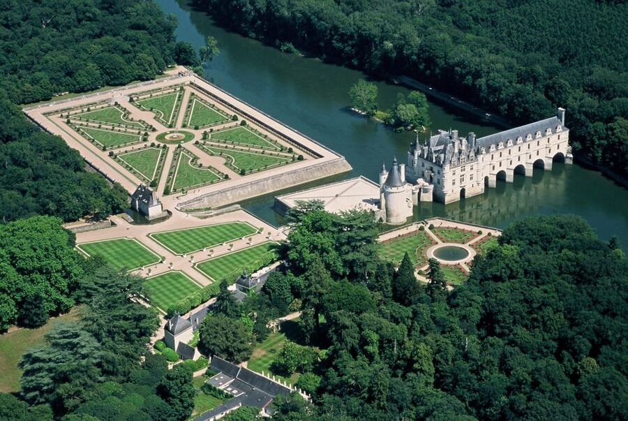 Mont Saint-Michel & Chateaux Country 3-Day Tour from Paris - Day two brings medieval castles and Leonardo’s final home