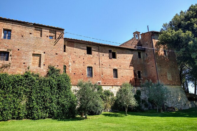 Montalcino: Brunello Wine Tasting & Lunch in a Tuscan Castle - Three wines and Tuscan snacks