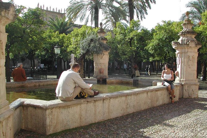 Mosque-Cathedral, Alcazar & Jewish Quarter with Tickets - Walking through La Judería