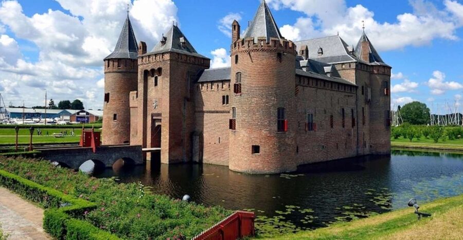 Muiden: Entry Ticket to Muiderslot Castle - A medieval castle with water on every side
