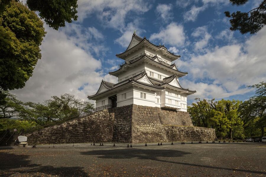 Odawara: Odawara Castle and Town Guided Discovery Tour - Samurai armor, helmets, and swords