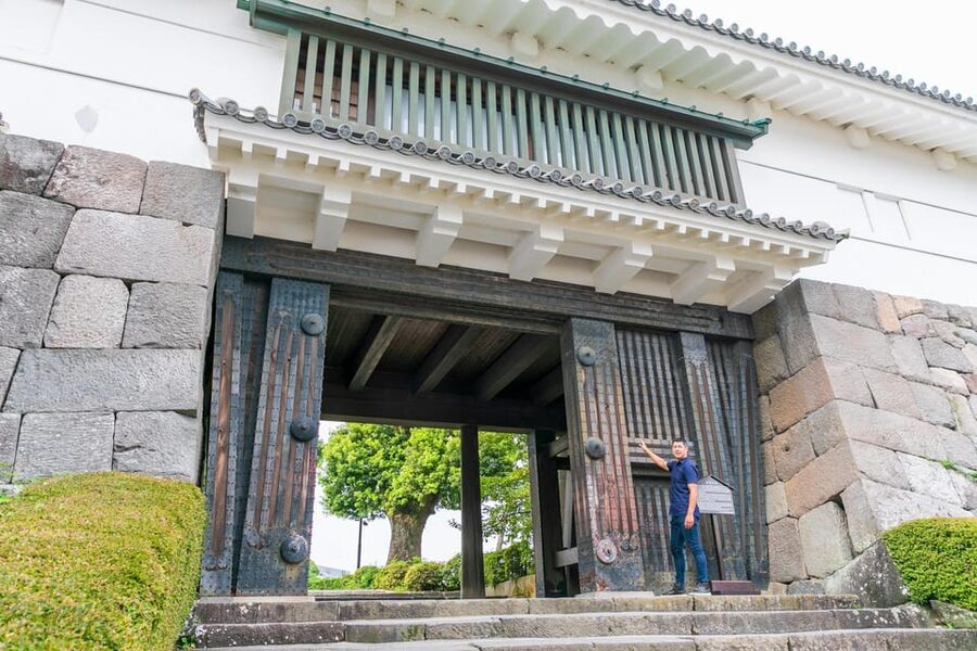 Odawara: Odawara Castle and Town Guided Discovery Tour - Local shops, crafts, and food advice