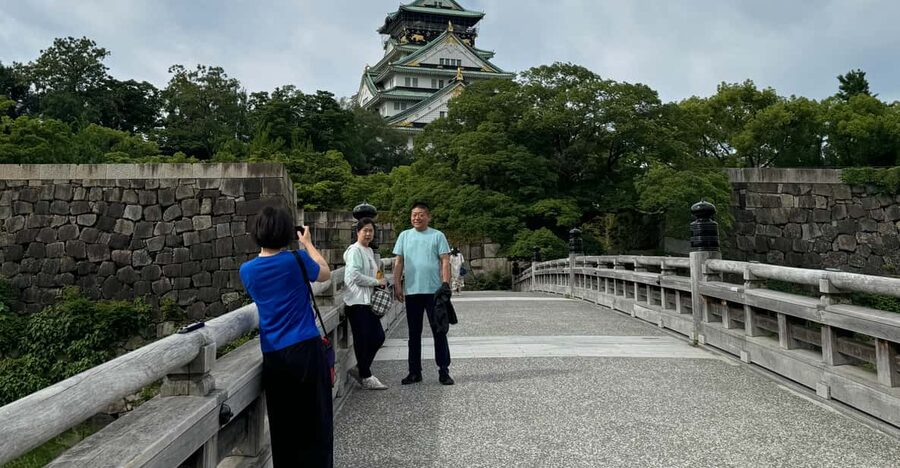 Osaka: Early Morning Osaka Castle Guided Tour, Avoid Crowds - Meeting your guide near Banbacho