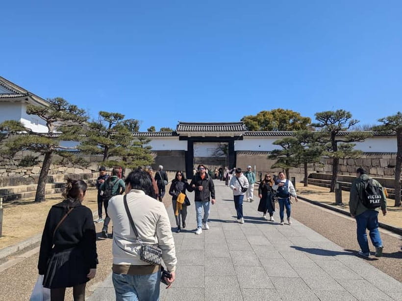 Osaka: Osaka Castle Guided Tour with Local Guide - Reading the Massive Stone Walls