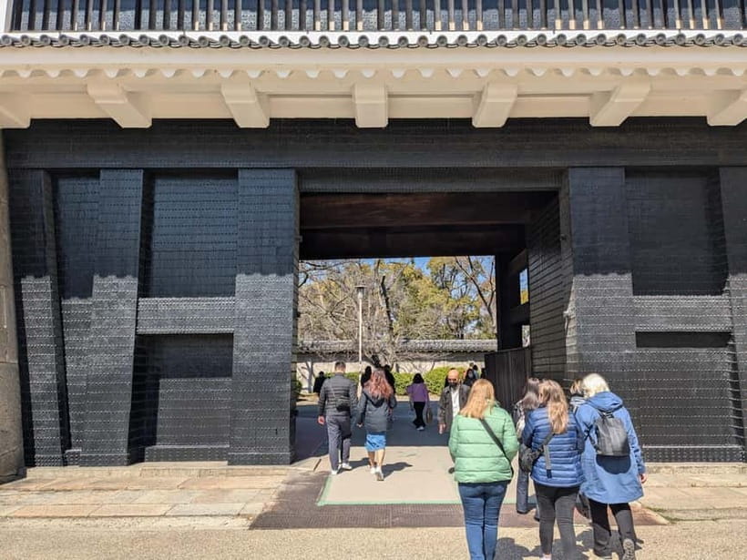 Osaka: Osaka Castle Guided Tour with Local Guide - Samurai, Shoguns, and the Politics of Power