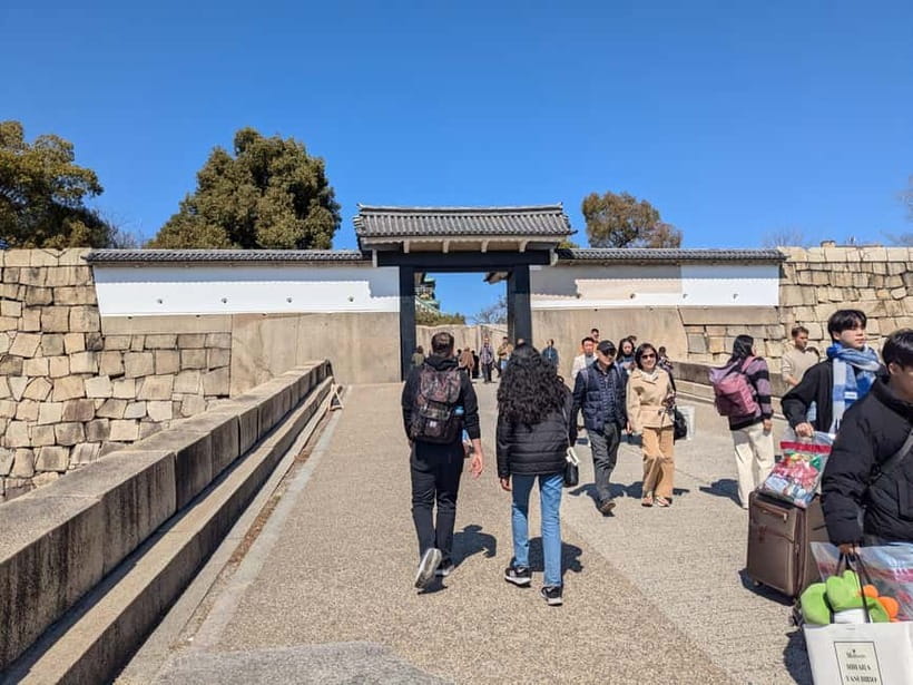 Osaka: Osaka Castle Guided Tour with Local Guide - Local Kansai Perspective and Modern Japan