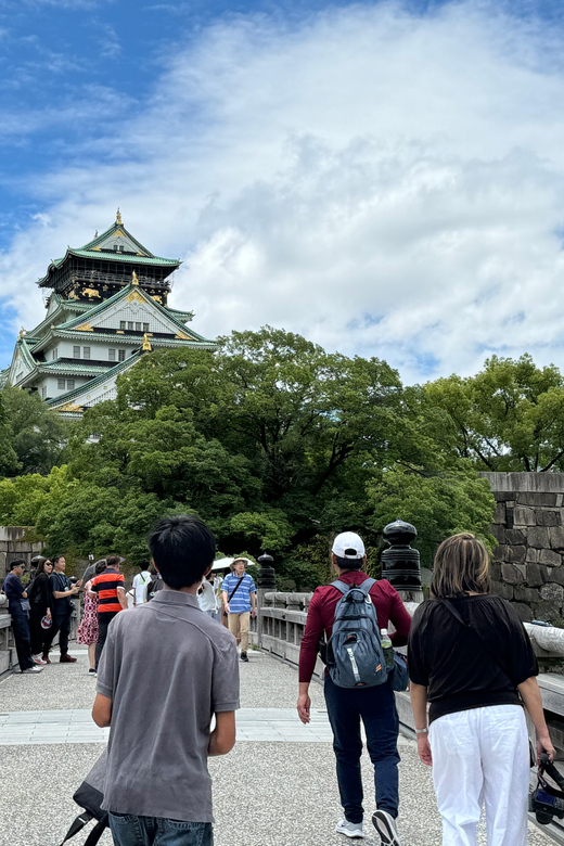 Osaka: Osaka Castle & Historical Museum Guided Tour - Hokoku Shrine and the smaller details