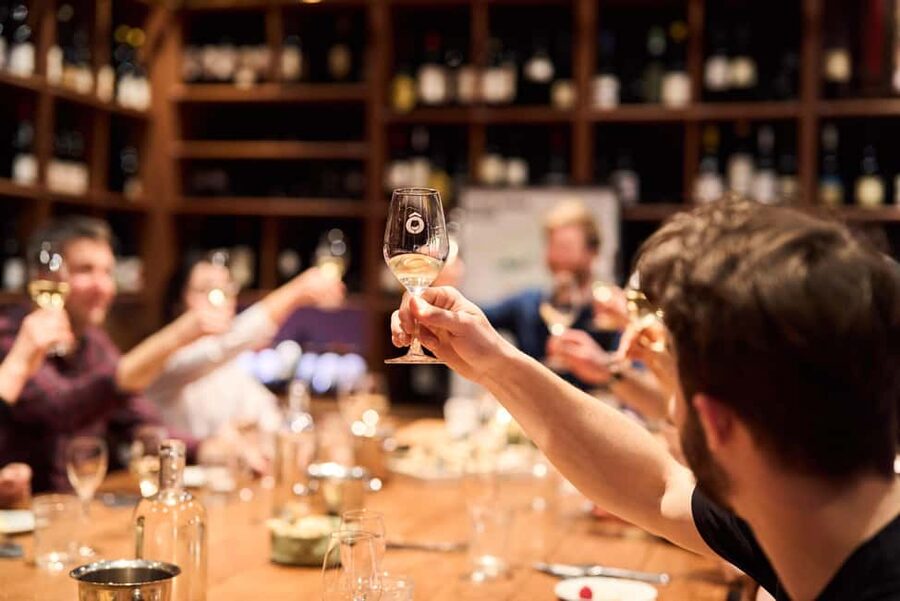 Paris: O Chateau's Wine Tasting Dinner - What happens during the 90-minute dinner