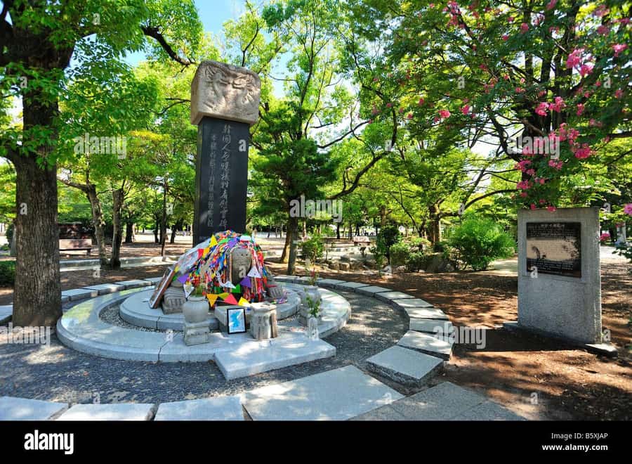 Peace Memorial Park, Hiroshima Castle, & Garden Private Tour - Walking, weather, and meeting points