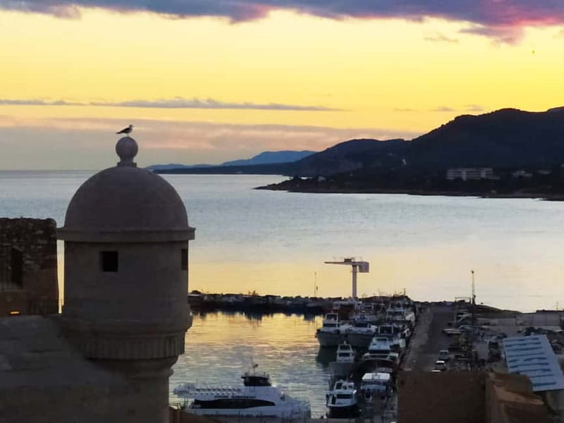 Peñiscola: Castle & Walled City Spanish Guided Tour - Reading Peñíscola through its old streets