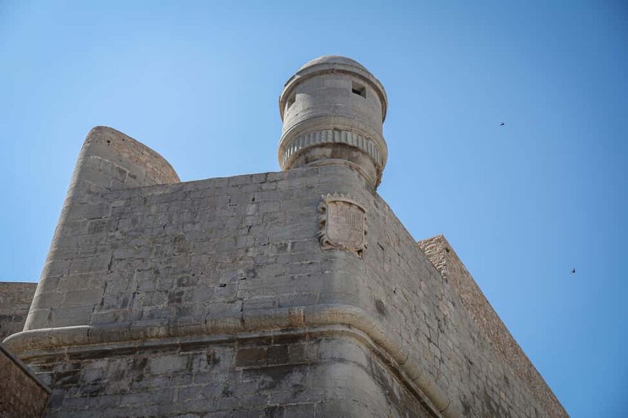 Peñíscola Day Tour: Game of Thrones, Castle Lunch, & Beach Time - What the guide adds to the day