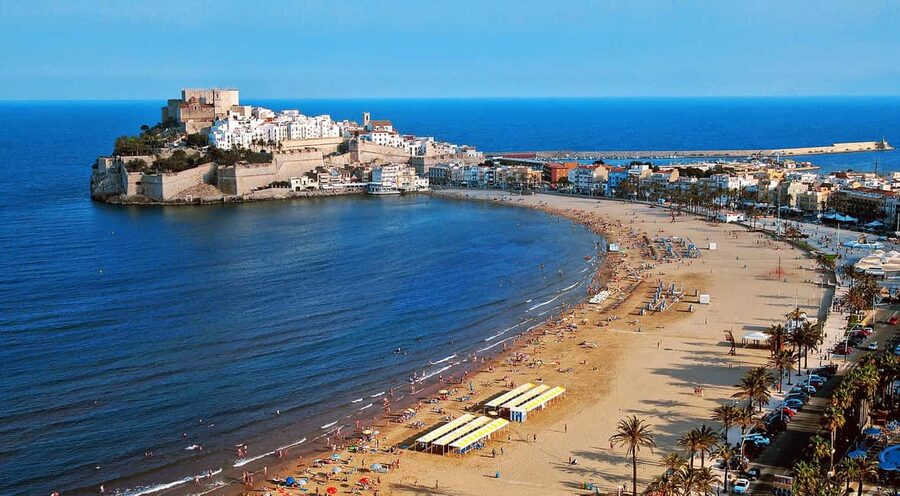 Peñíscola Day Tour: Game of Thrones, Castle Lunch, & Beach Time - Walking Peñíscola through its Game of Thrones scenes