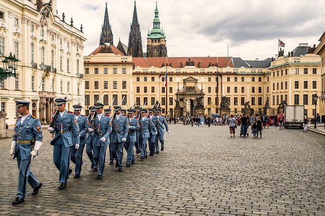 Prague: 1-Hour Castle Tour With Fast-GET Admission Ticket - The live hour through Hradčany