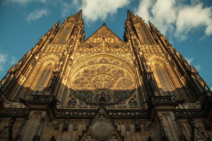 Prague: 3-Hour Old Town and Prague Castle Tour in German - A thoughtful walk through Josefov