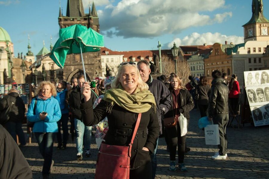 Prague: 3-Hour Old Town and Prague Castle Tour in German - What the guides add in German