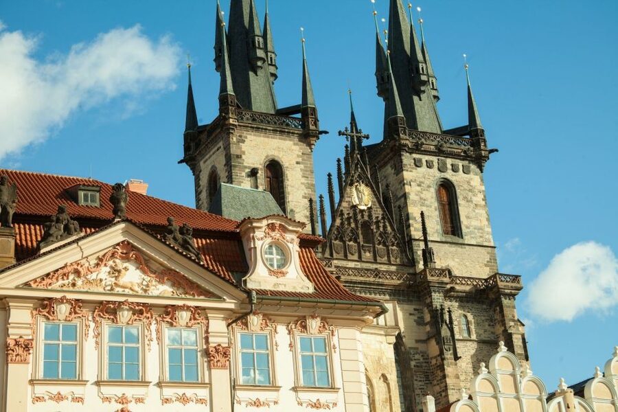 Prague: 3-Hour Old Town and Prague Castle Tour in German - Starting under the towers of Old Town Square