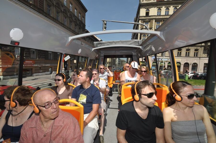 Prague: Big Bus Hop-on Hop-off, Castle Tour and River Cruise - Prague Castle and the English guided walk