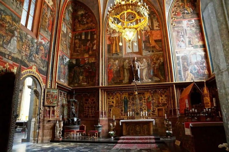 Prague Castle: 1-Hour Introduction Tour with Entry Ticket - The Old Royal Palace and the castle’s political past
