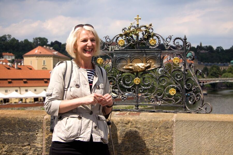 Prague: Castle and Jewish Quarter Tour with Cruise and Lunch - Returning on foot for the views
