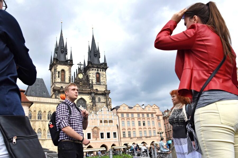 Prague: Castle and Jewish Quarter Tour with Cruise and Lunch - Czech lunch with a drink
