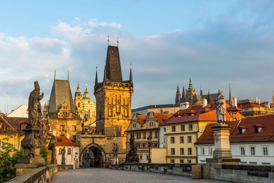Prague: Castle and Jewish Quarter Tour with Cruise and Lunch - The guides are the heart of the day