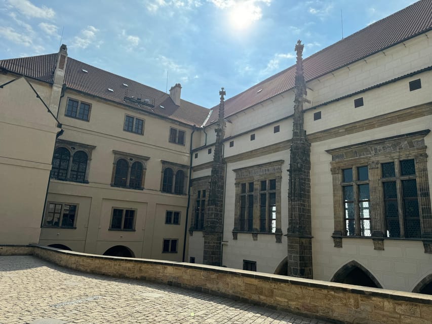 Prague Castle Interiors & Changing of the Guard-Small group - St. George’s Basilica in ten focused minutes