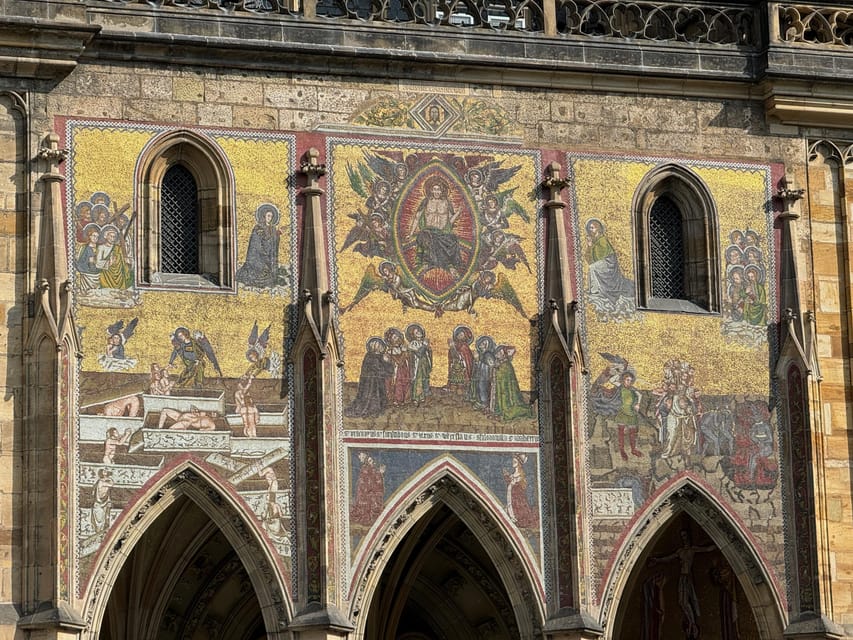 Prague Castle Interiors & Changing of the Guard-Small group - What the small group changes