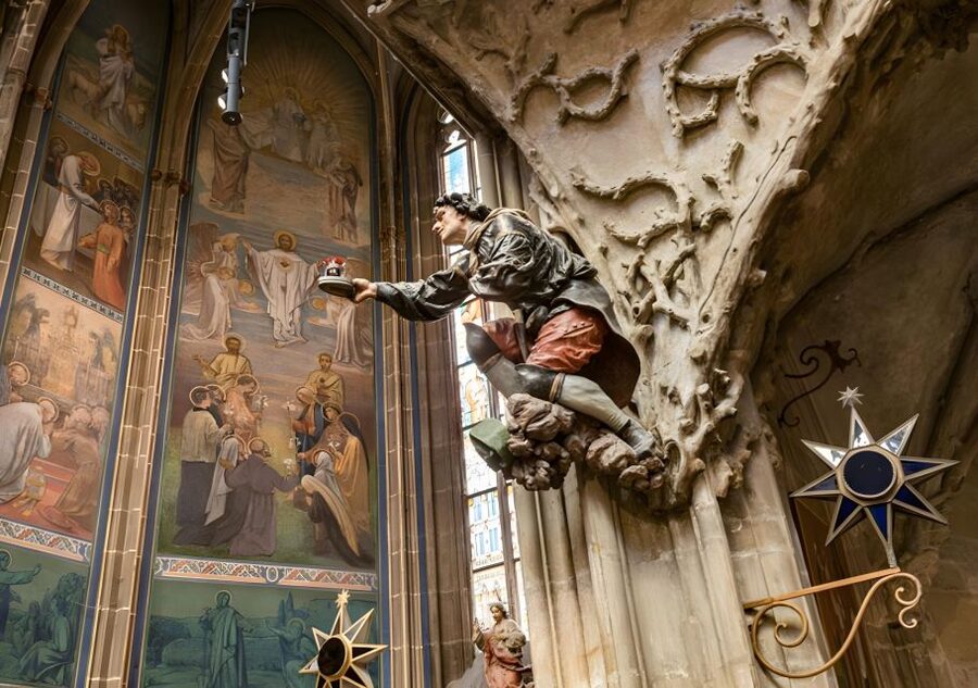 Prague Castle: Royal Palace, Cathedral, and Golden Lane Tour - The Old Royal Palace and Vladislav Hall