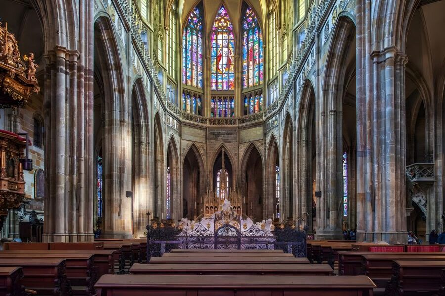 Prague Castle: Royal Palace, Cathedral, and Golden Lane Tour - Which guide and language should you choose?