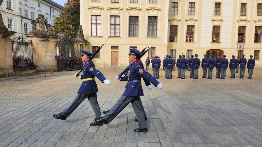 Prague: Prague Castle Private Walking Tour - St. Vitus Cathedral, the grand opening act