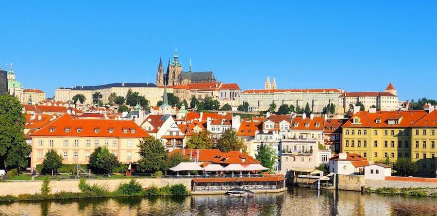Prague: Prague Castle Private Walking Tour - A private tour that works for families and wheelchair users